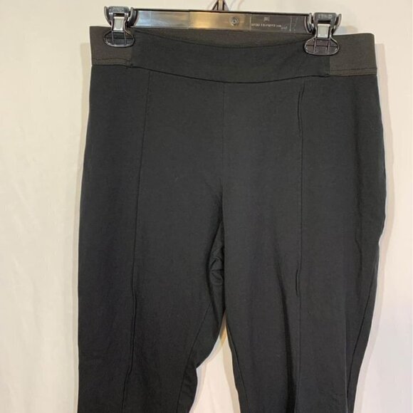 WOMAN’S black leggings with elastic waist band. Tapered leg. Flattering fit. - Picture 1 of 6